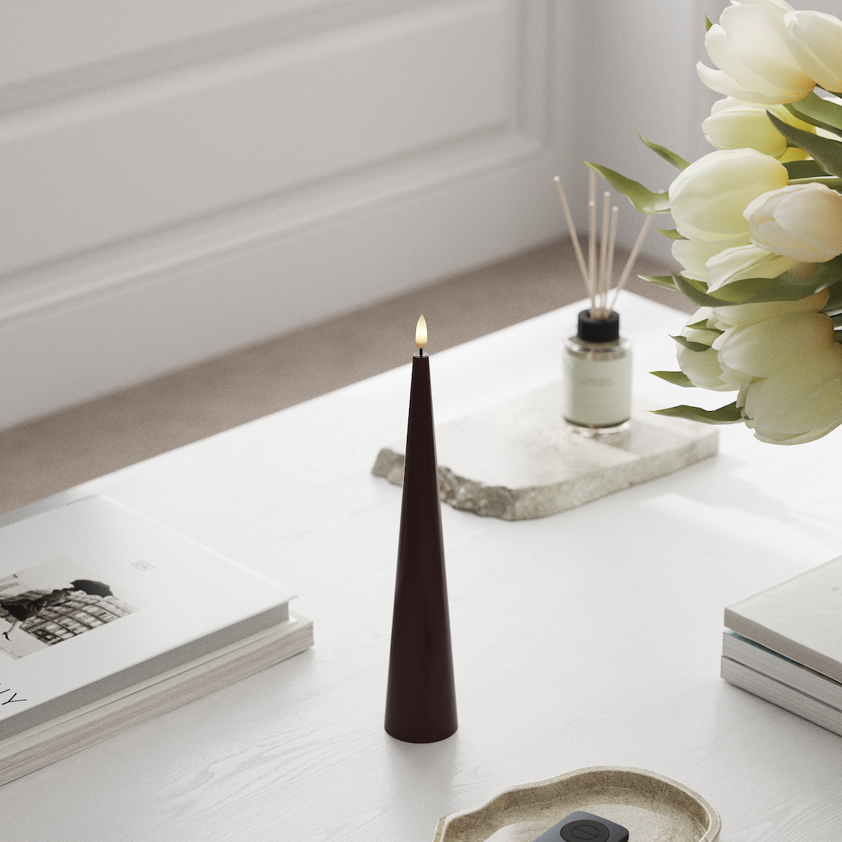 Deluxe Homeart Konljus D 5 x H 28 cm Bordeaux LED Kegelljus 1